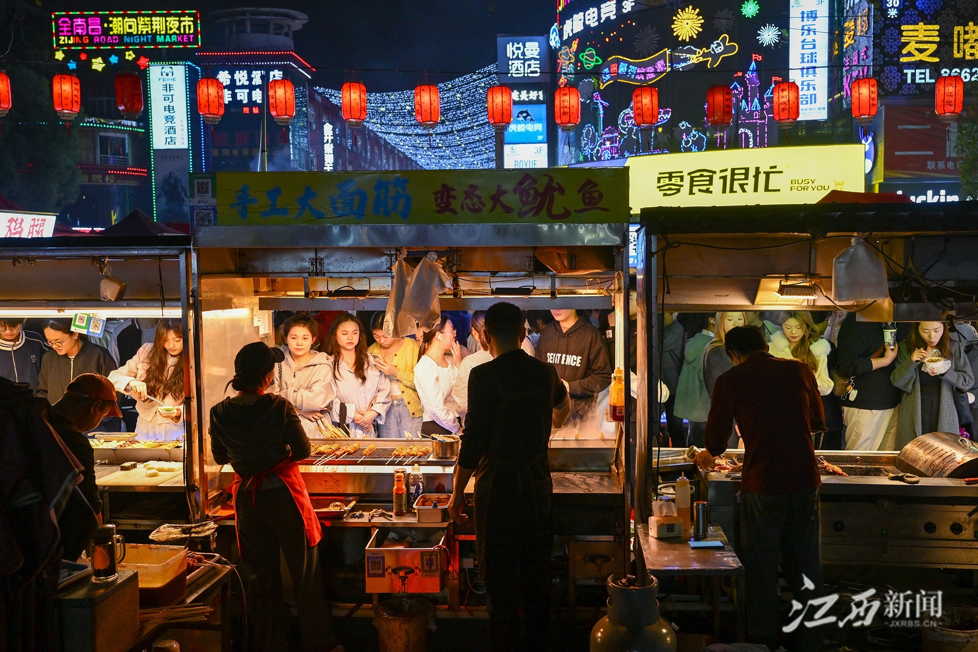 ▲市民排队购买美食。