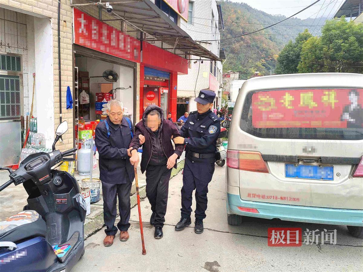 图1：警民联手救助老伯.jpg