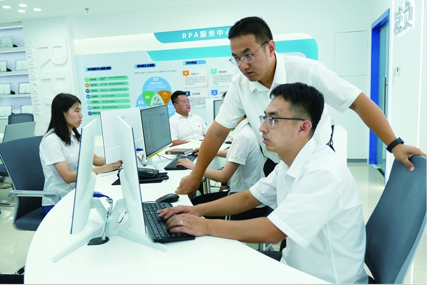 国网冀北电力职工在RPA工作室进行场景开发。图赵亚彬
