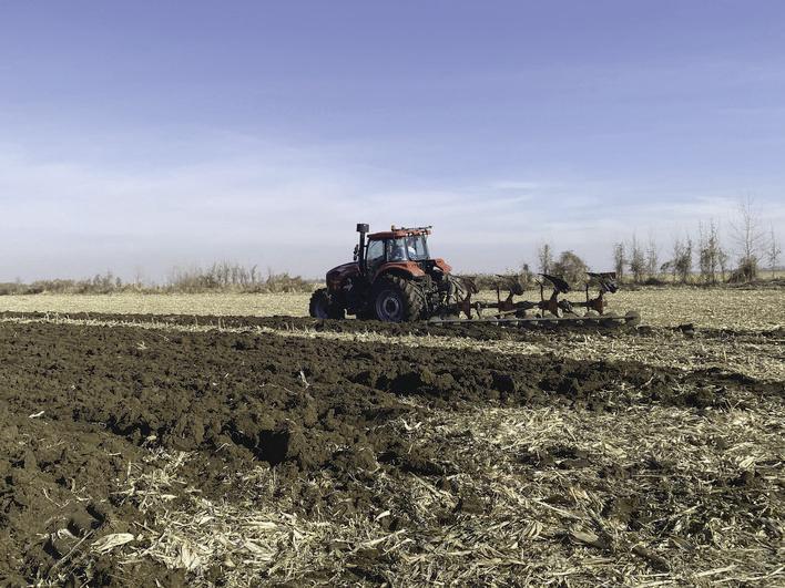 在公主岭市刘房子街道向阳坡村的一片农田里,贵龙农机专业合作社的大马力拖拉机牵引着液压翻转犁进行土地深翻。 梁闯 摄