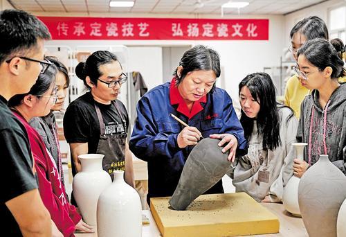 近日，国家级非物质文化遗产项目定瓷烧制技艺代表性传承人庞永辉为河北美术学院学生讲解定窑剔花技艺。（本报资料片）本报记者 张昊摄