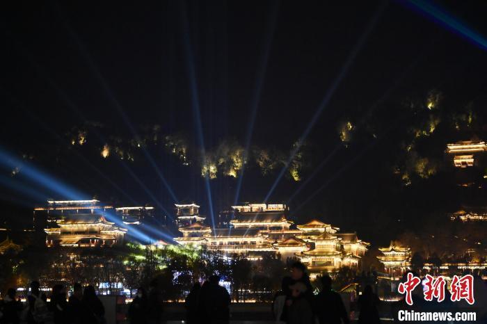 11月22日,甘肃省兰州市黄河两岸,游人游览拍摄夜景。中新社记者 李亚龙 摄