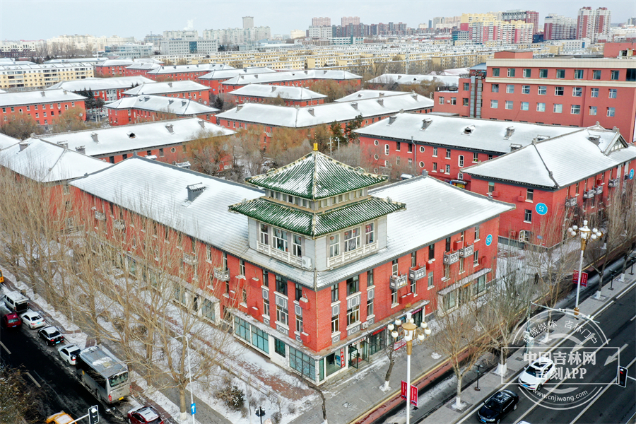 雪后的汽车厂家属楼，红砖绿瓦在白雪的映衬下，显得格外醒目、温馨。