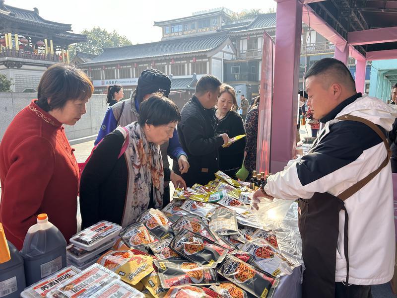 不少人在“打卡”特色美食。