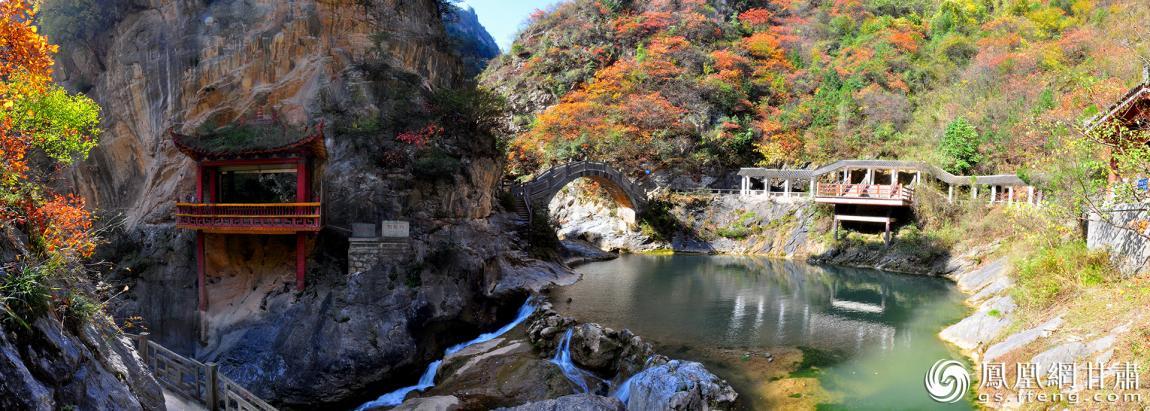 初冬时节，西狭颂景区色彩斑斓醉游人。西狭颂景区供图