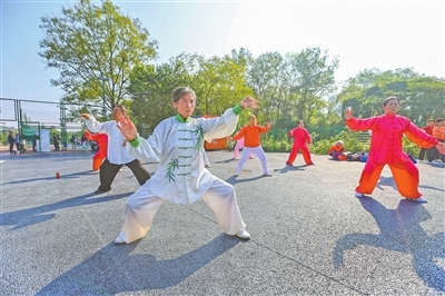 宜春市秀江西路运动游园内老年人在打太极拳。 本报全媒体记者 李 征摄