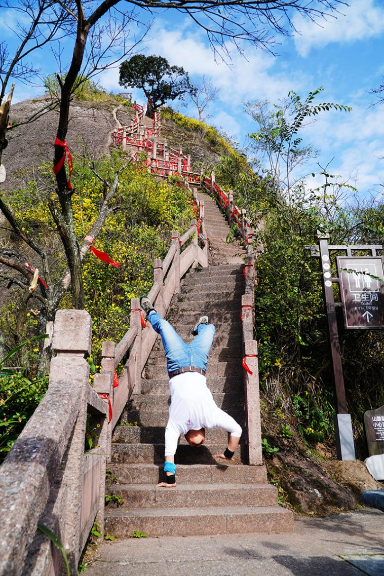 攀登骆驼峰九九天梯（李艾 摄）