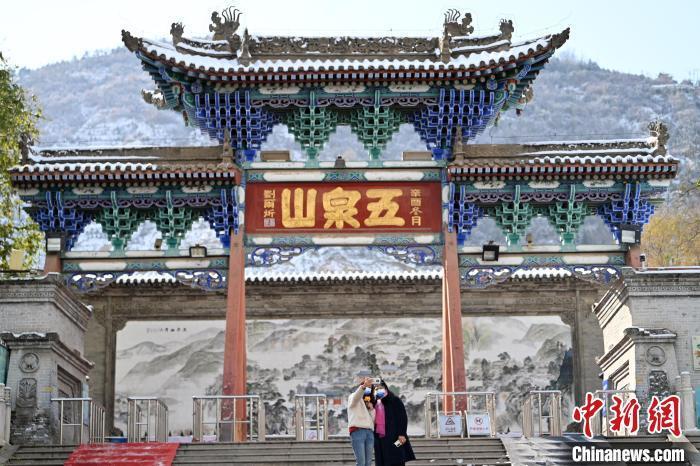 11月25日，甘肃兰州迎来降雪天气。图为市民在五泉山公园自拍留念。中新社记者　九美旦增　摄