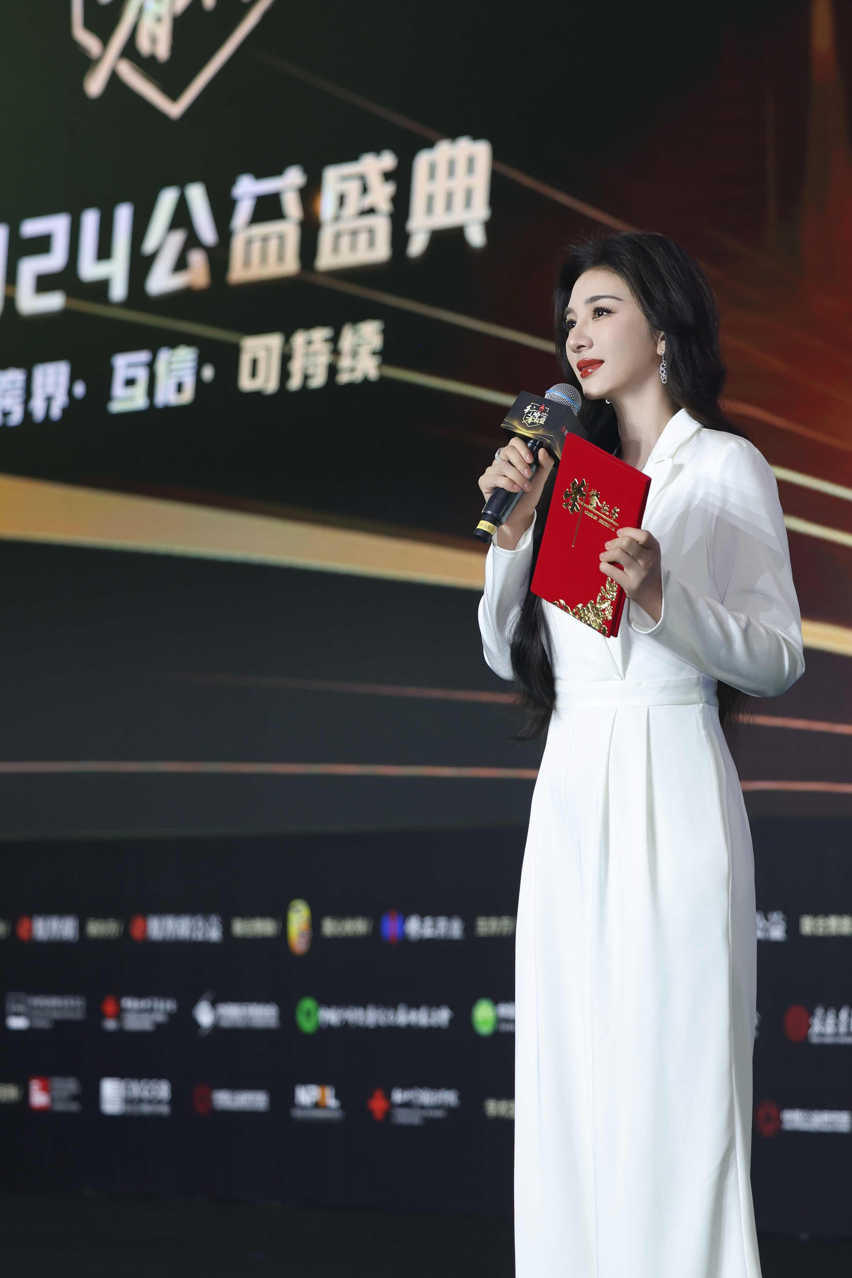 图：演员、天使宝贝公益基金创始人黄奕获得年度十大公益人物