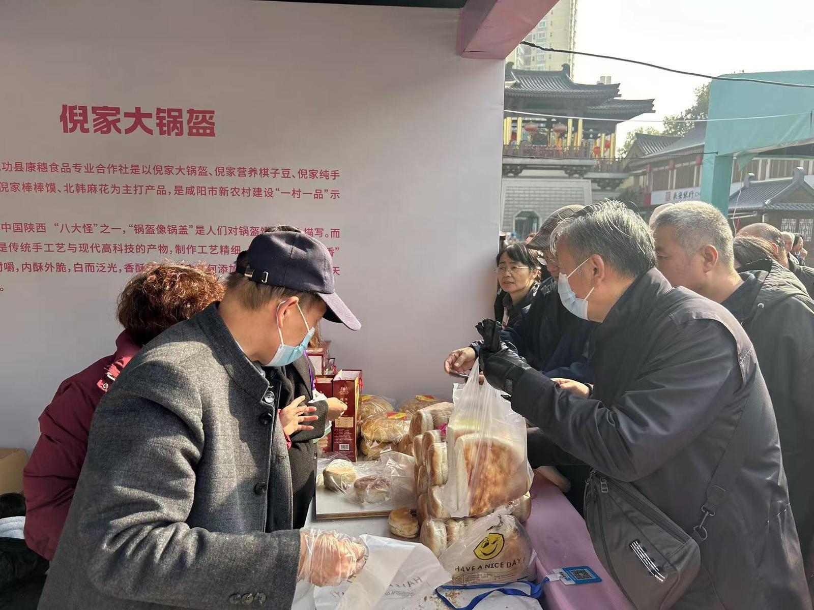 不少人在“打卡”特色美食。