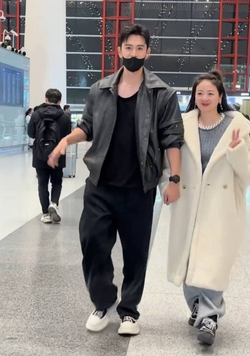 经超和李琳向镜头挥手致意。
