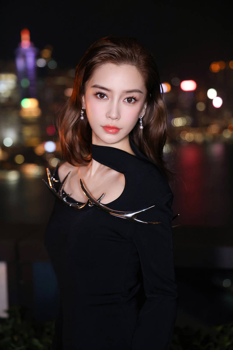 杨颖展现出时尚魅力。
