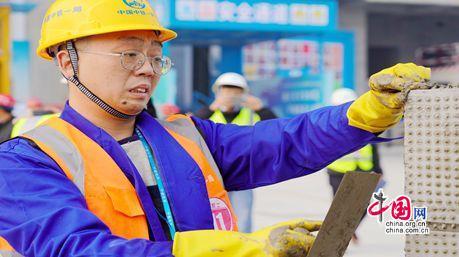 2024年11月8日，陕西永隆建筑劳务有限公司选派的抹灰工刘代强沉着比赛。杨晓芳 摄