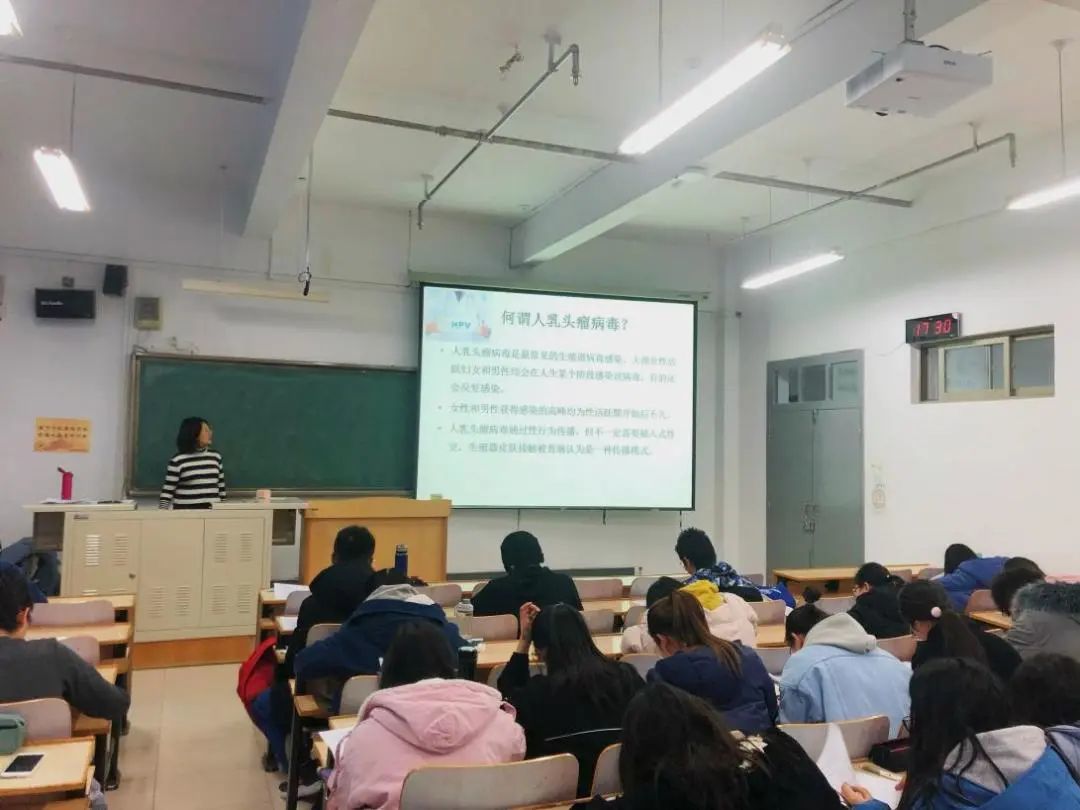 党瑜慧在课堂上讲解性与生殖健康相关知识　受访者供图