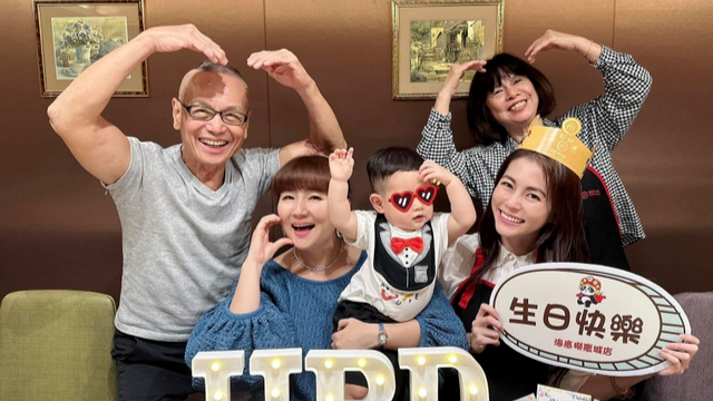 任家萱一家5口同框，42岁的她胖到没脖子，1岁儿子瘦了更像妈妈封面图