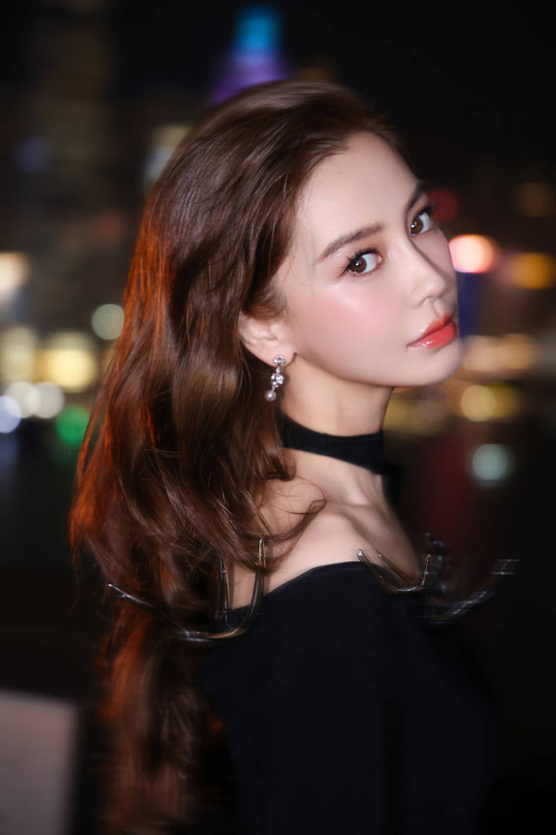杨颖面容姣好。

