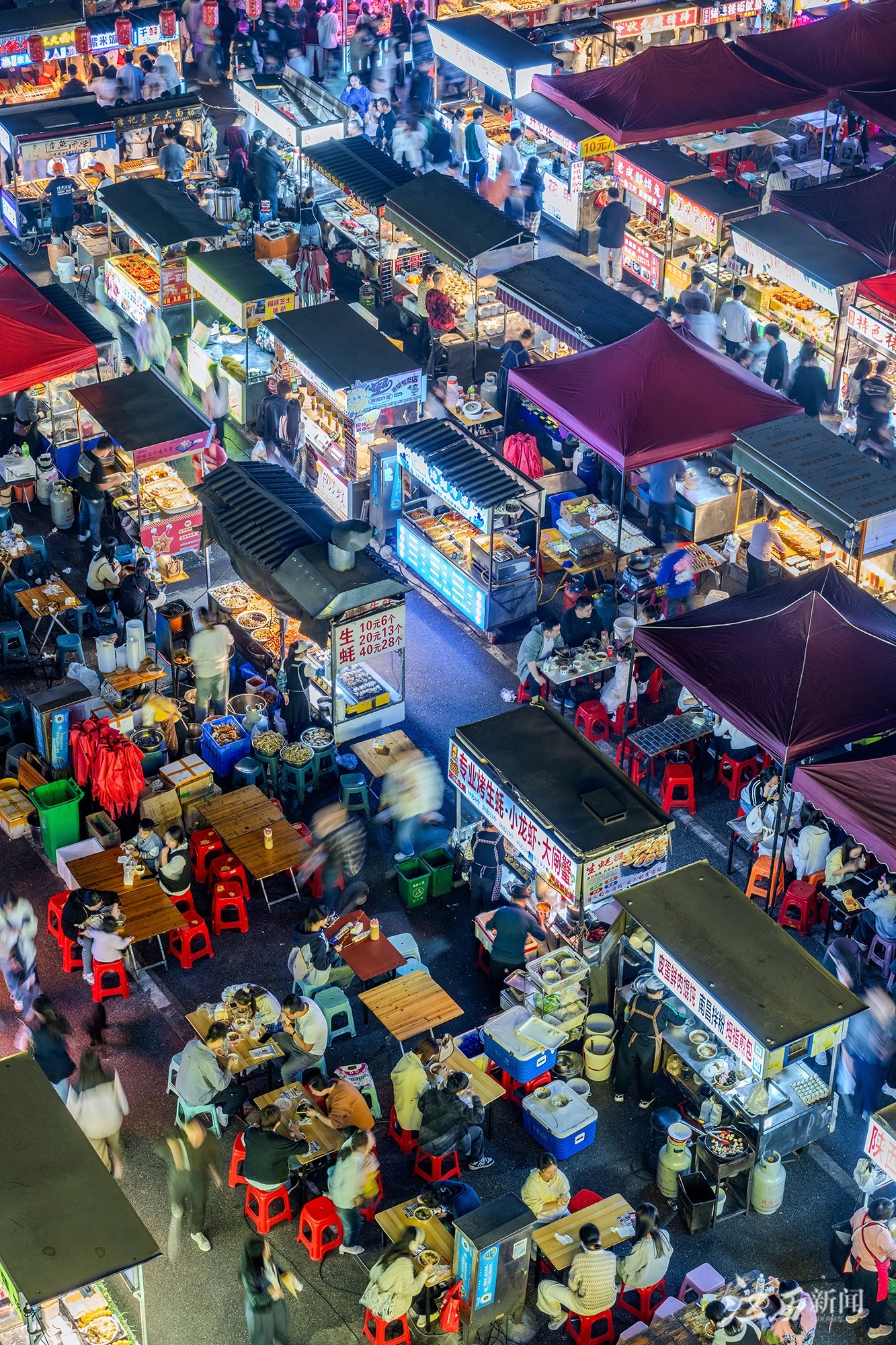 ▲11月16日，南昌经开区紫荆夜市人头攒动，浓浓的城市烟火气扑面而来。