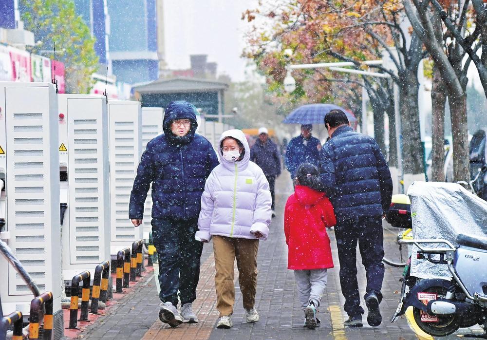 11月24日，省城兰州迎来今年入冬后的第一场降雪。受高原槽和冷空气影响，我省大部出现持续性雨雪天气。 新甘肃·甘肃经济日报记者　瞿娟　摄