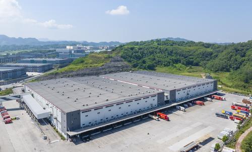 ▲位于巴南区的京东“亚洲一号”仓储新分拣线厂房。记者 谢智强 摄