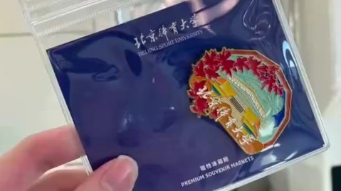 马龙访台走哪都有阵阵尖叫，随手掏pin送粉丝