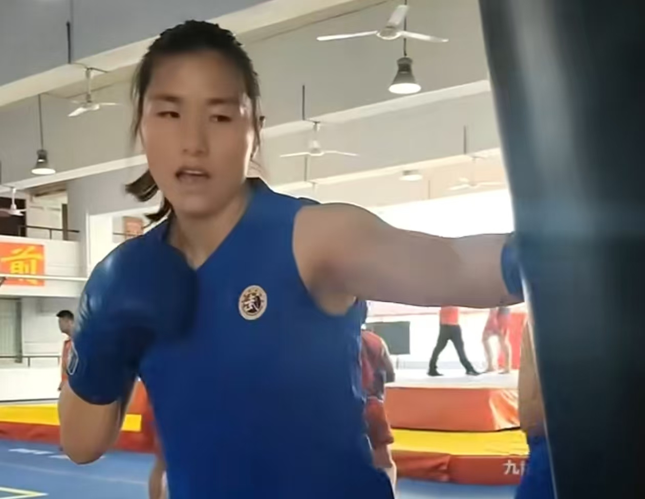 能够直面困难，并设法“击败”它的人，都是生活中的强者。练习散打十年来，朱雨晴付出了比别人更多的汗水和努力。当同龄女孩追求花样生活的时候，朱雨晴常年待在训练场上，不断重复着鞭腿、抱摔等技术动作；当同龄女孩研究精致妆容的时候，朱雨晴用汗水浇灌精彩人生。朱雨晴说：“自己赢完比赛下来的时候，感觉这一切都是值得的，也不羡慕那些东西了，就感觉自己也有收获。”