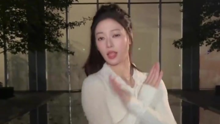 吴柳芳被骂擦边爆火后，最新视频穿长袖长裤跳舞