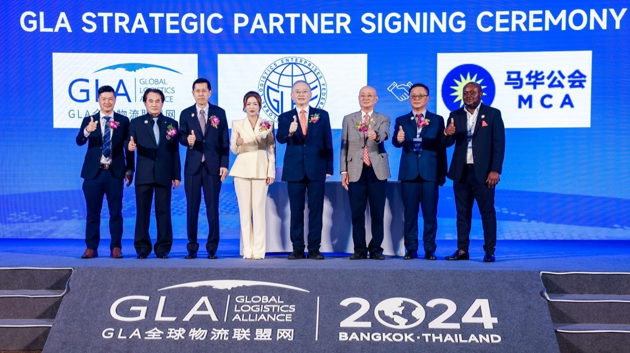 嘉宾见证大会签约仪式合影