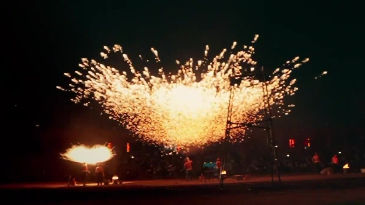 中国非遗的震撼之美：铁水流星“打铁花”，金色的火花瞬间绽放十几米高