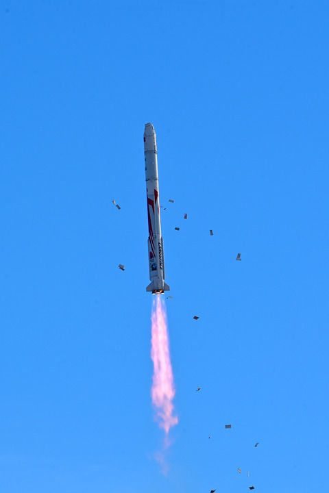 ↑11月27日10时00分，朱雀二号改进型遥一运载火箭在东风商业航天创新试验区发射升空，将搭载的光传01、02试验星顺利送入预定轨道，飞行试验任务获得圆满成功。新华社发（汪江波　摄）