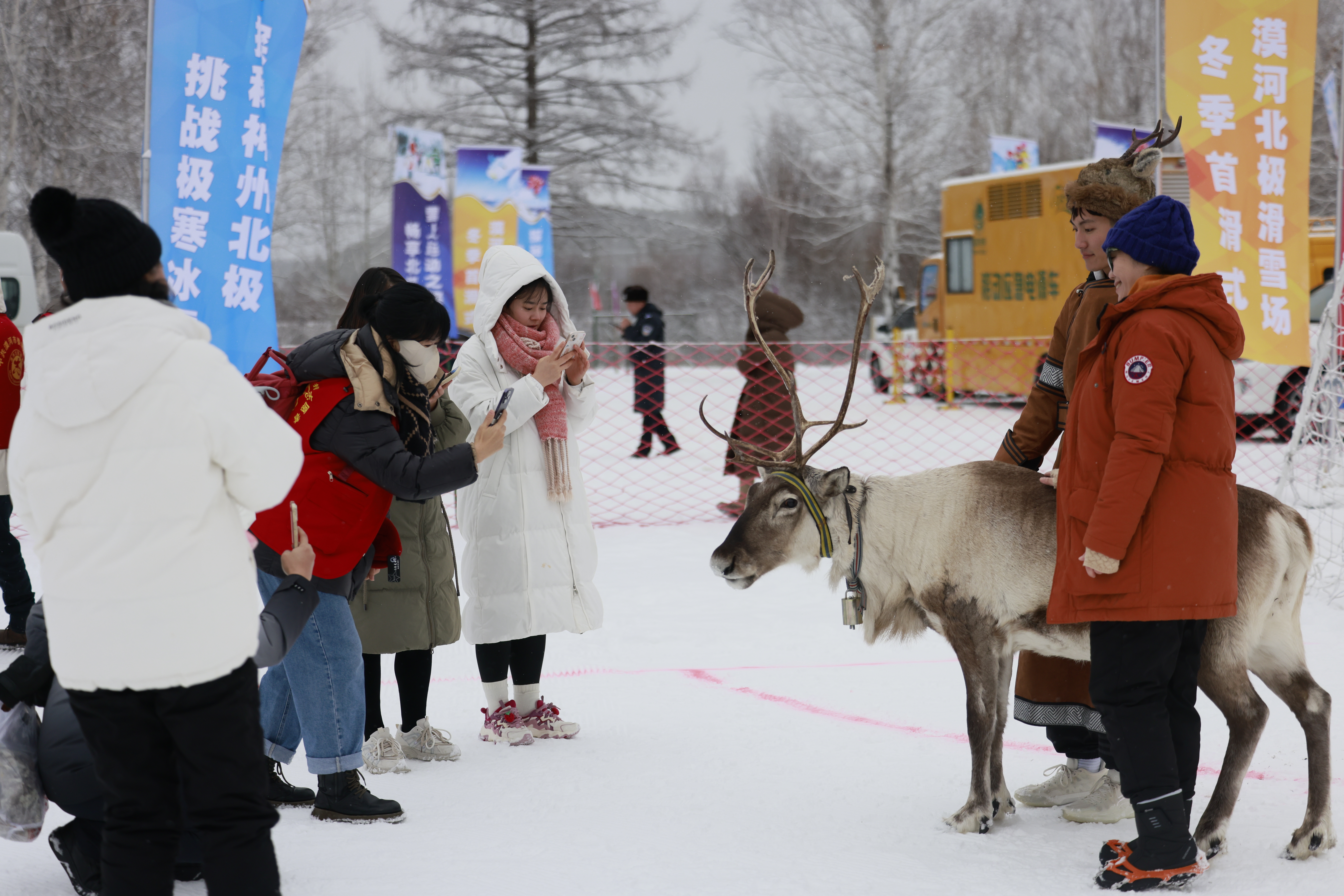 游客在“神州北极”打卡拍照(图片由大兴安岭地区文体广电和旅游局提供)