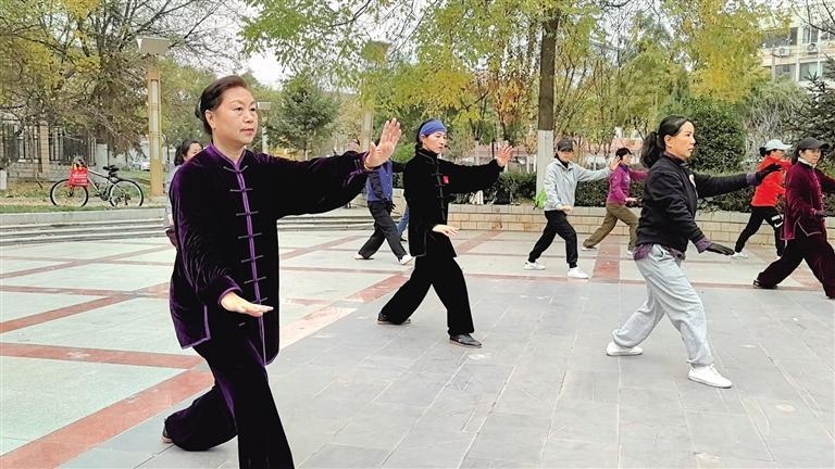 张聪（左一）练习太极拳