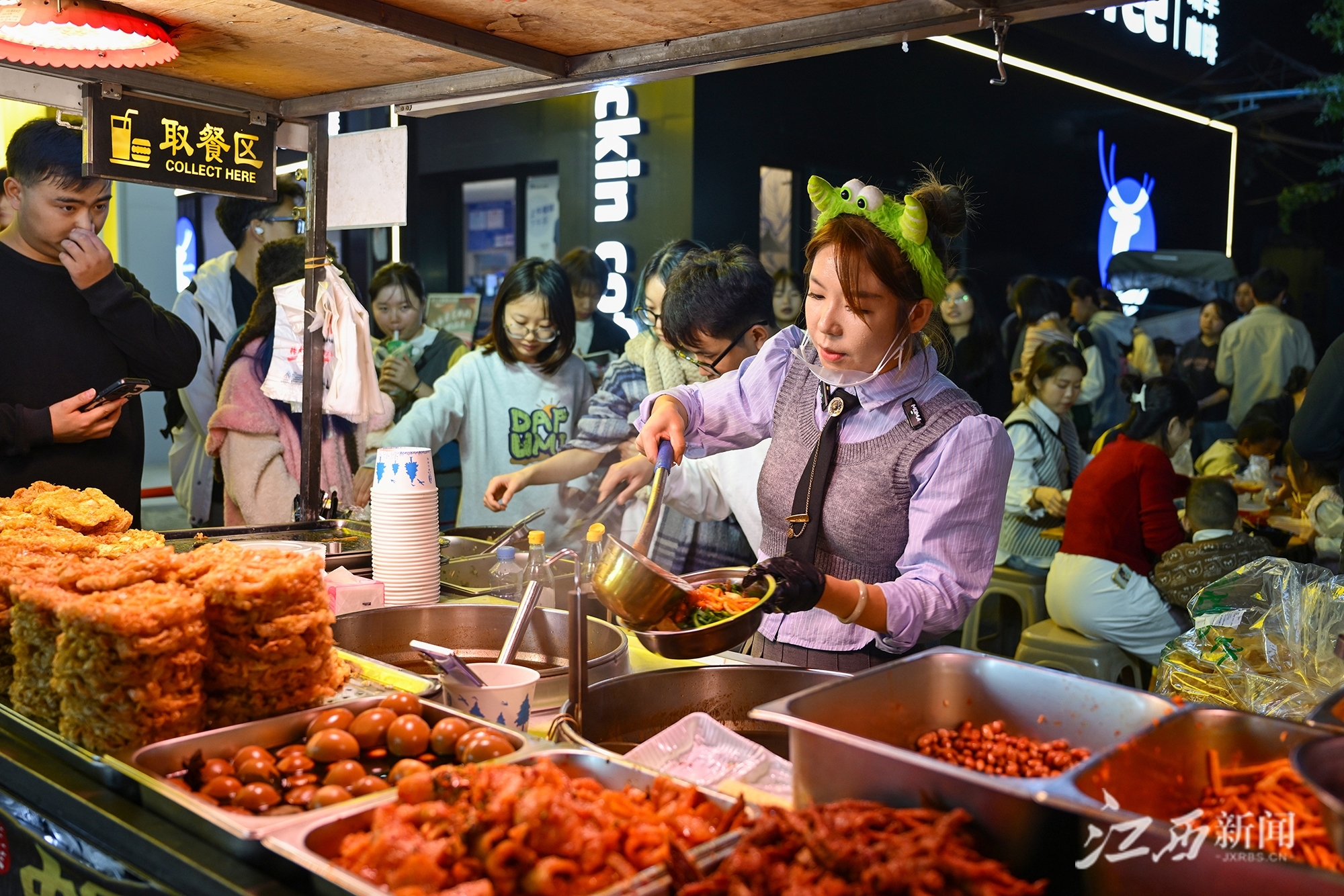 ▲1998年出生的景德镇姑娘吴佳，正在制作螺蛳粉。