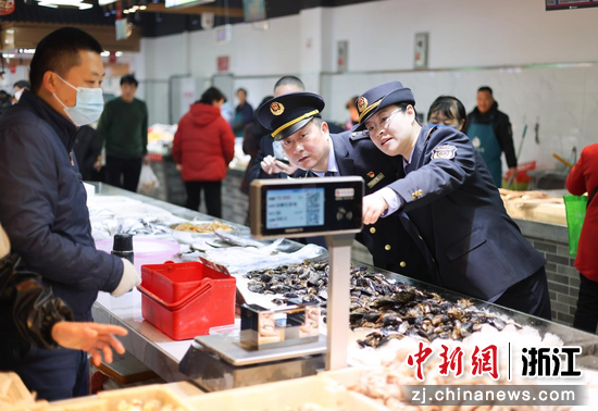 宁波余姚市市场监管局监管人员在检查计量秤