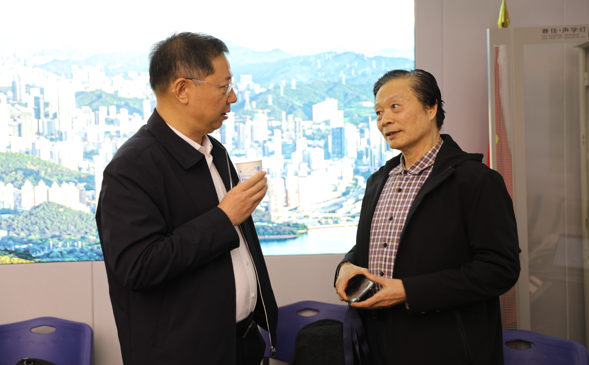 杨宏海与深圳经济特区研究会常务副会长陈林、深圳市方志办主任牛长涛亲切交流