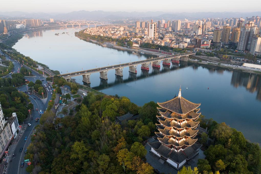 汉江流过的安康市城区景色（11月5日摄，无人机照片）。新华社记者邵瑞摄