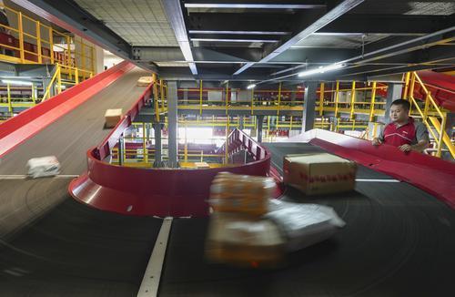 ▲位于巴南区的京东“亚洲一号”仓储新分拣线，工作人员检查分拣线上的快递。记者 谢智强 摄