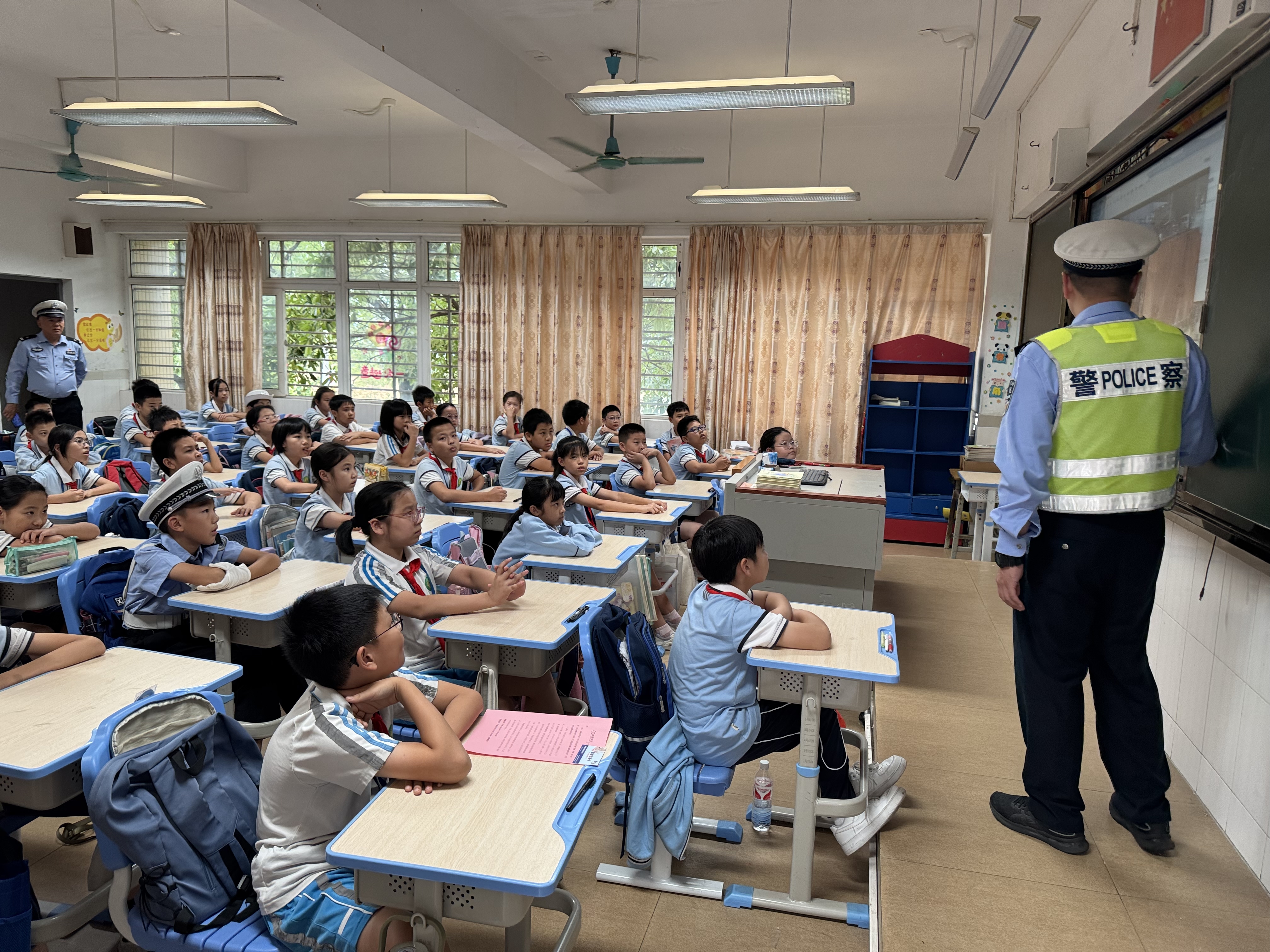 东莞交警石碣大队联合少年交警队开展“知危险,会避险”交通安全体验课进校园活动