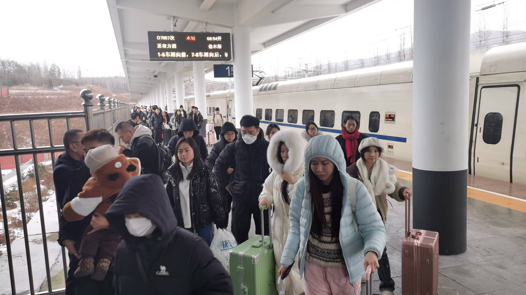 游客陆续抵达亚布力
