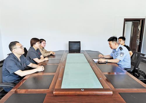 宽城满族自治县人民法院法庭干警和派出所民警一起研讨“庭所联建”事宜。 宽城满族自治县人民法院供图