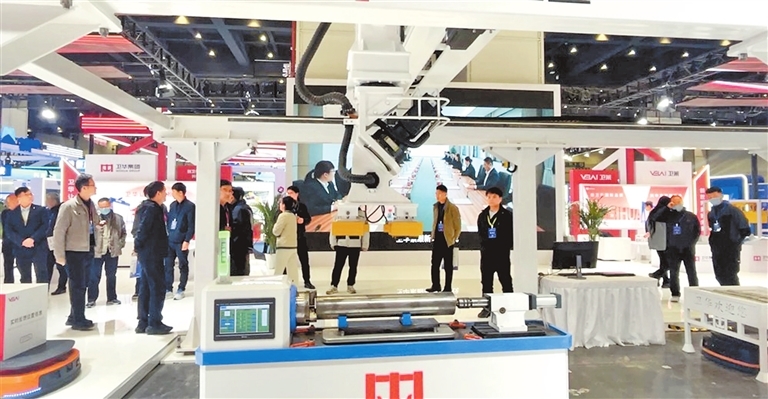 11月26日， 2024中国（郑州）数字化与先进装备制造业博览会上，一件件河南“智”造展现出强大的数字能力。 见习记者 郭秋林 摄