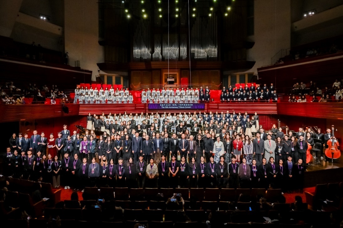 香港中文大学(深圳)主管人员与演职人员合影