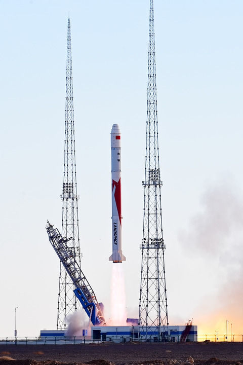 ↑11月27日10时00分，朱雀二号改进型遥一运载火箭在东风商业航天创新试验区发射升空，将搭载的光传01、02试验星顺利送入预定轨道，飞行试验任务获得圆满成功。新华社发（汪江波　摄）