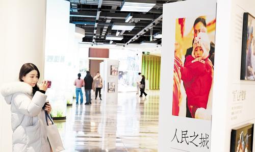 11月27日，“雄安建设者拍雄安”主题摄影展在雄安新区开幕。图为观众驻足观看参展作品。 本报记者 刘光昱摄