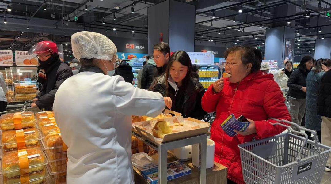 顾客在试吃商品