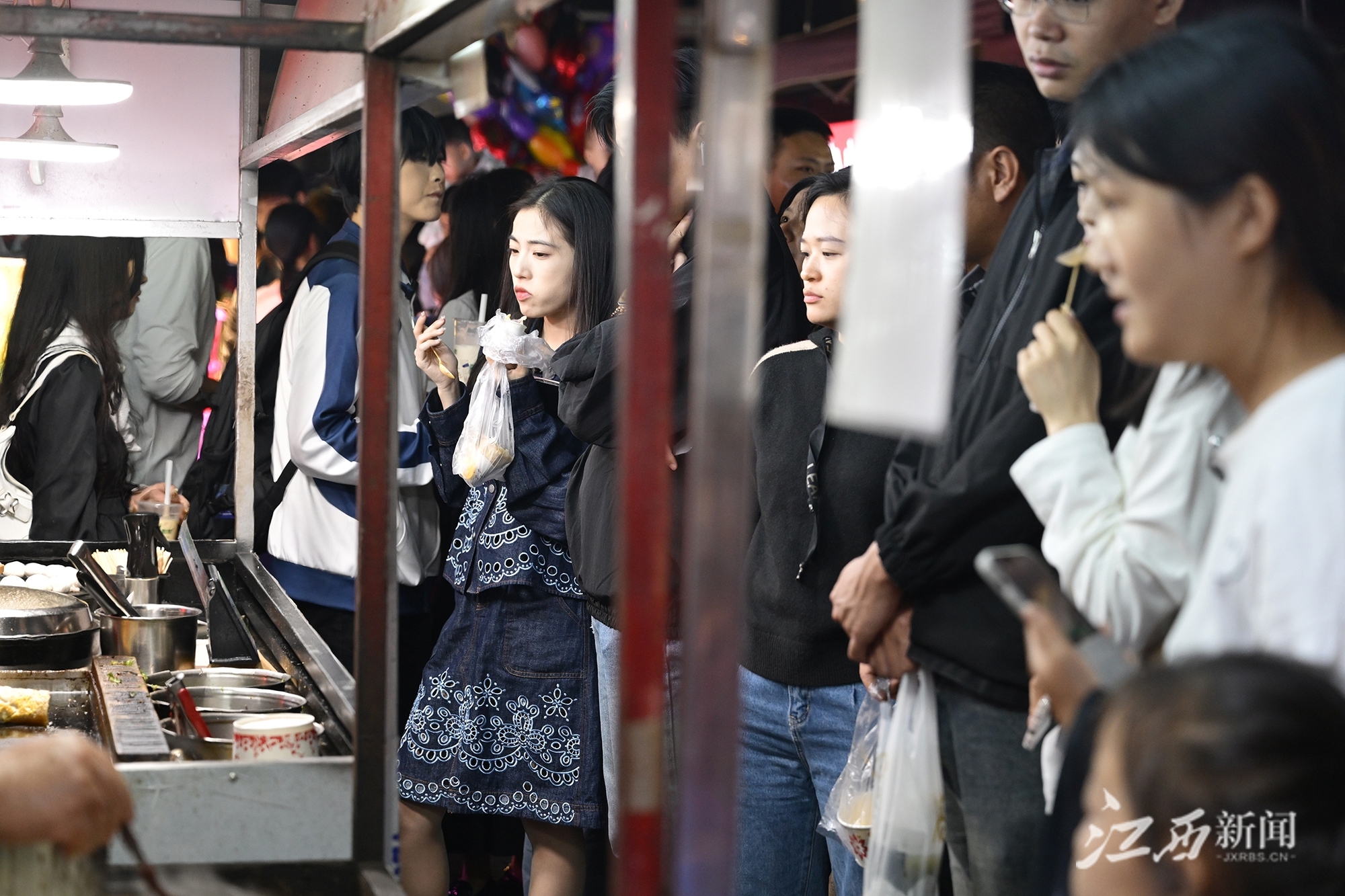 ▲市民排队购买美食。