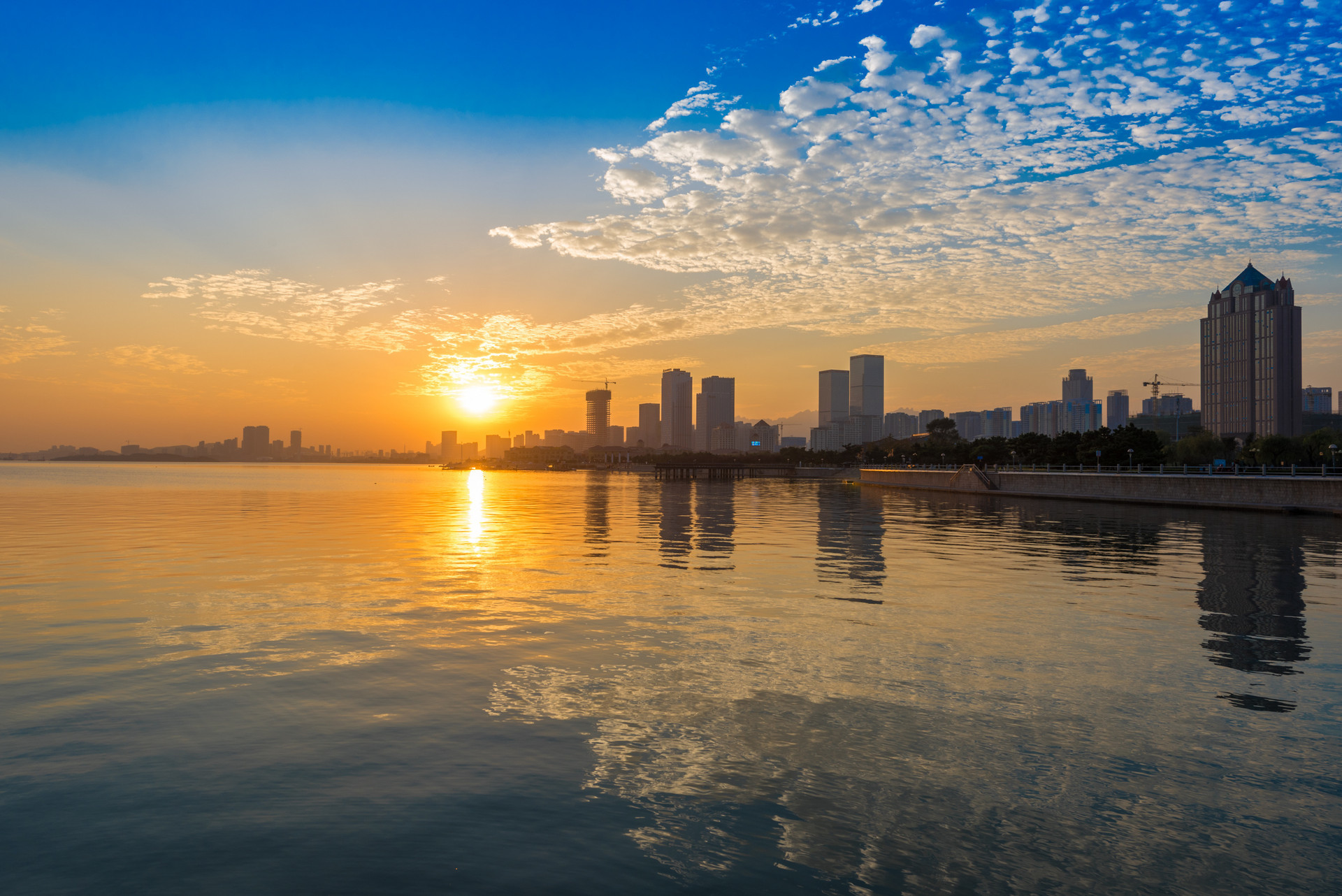 夕阳西下 去追寻青岛海上日落的脚步感受视觉盛宴