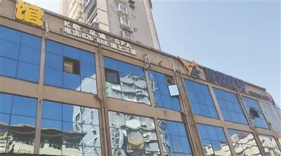 月湖区明珠广场作为商住一体的综合性大楼,由两栋住宅楼和商铺组成,5楼以下有多家商铺,其中一家为KTV。