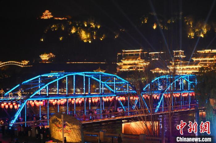 11月22日,甘肃省兰州市黄河两岸,游人游览中山桥。中新社记者 李亚龙 摄