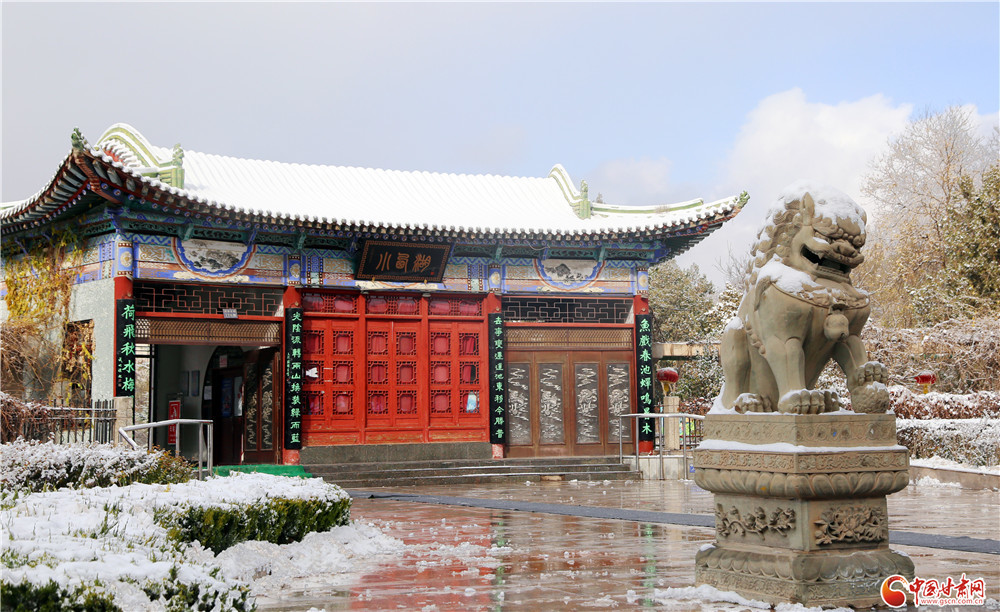 鱼戏春池蝉鸣署木，荷飞秋水梅开寒雪。皑皑白雪映衬雕梁画柱，让小西湖公园大门上的楹联更具意境。