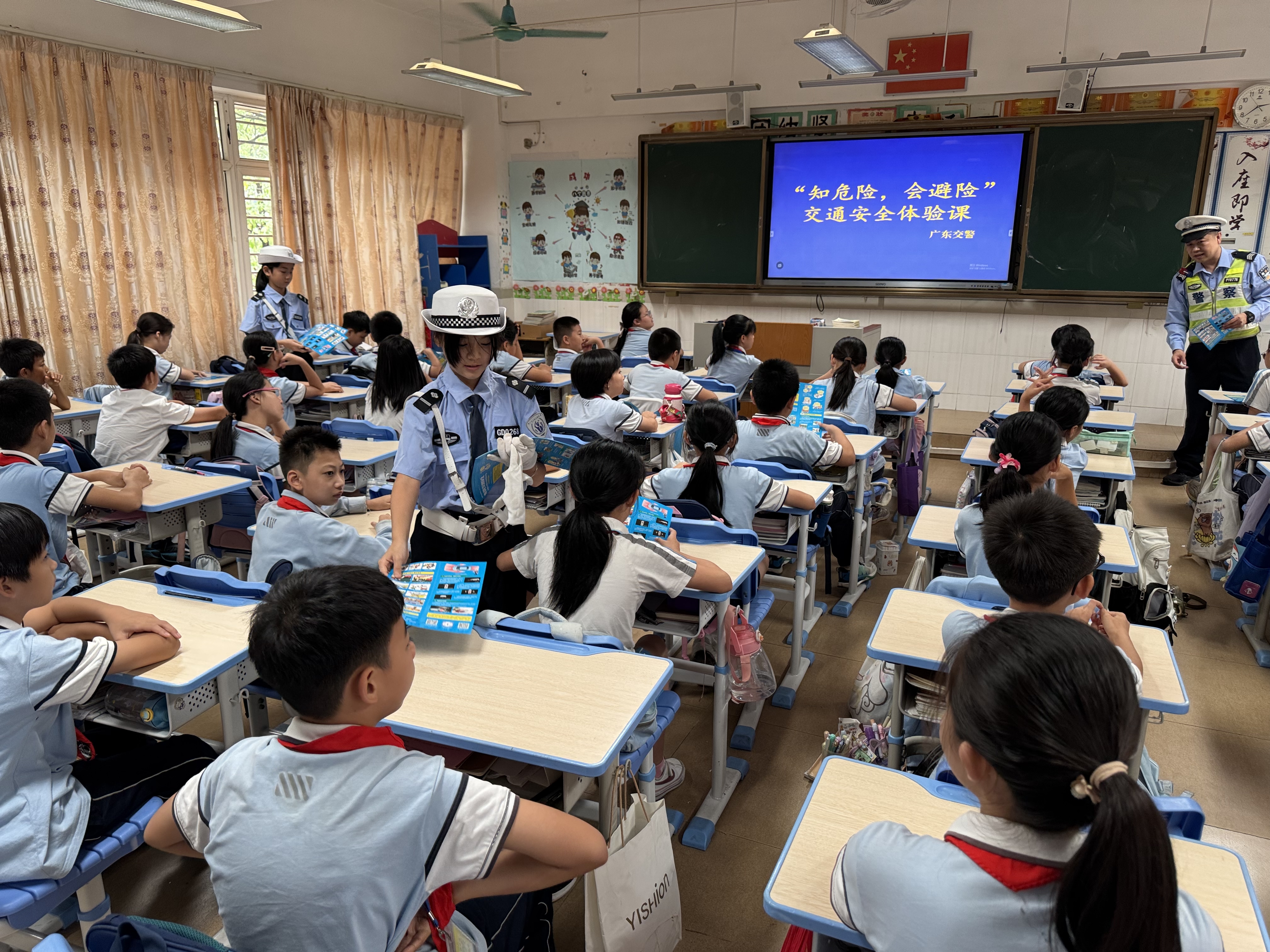东莞交警石碣大队联合少年交警队开展“知危险,会避险”交通安全体验课进校园活动